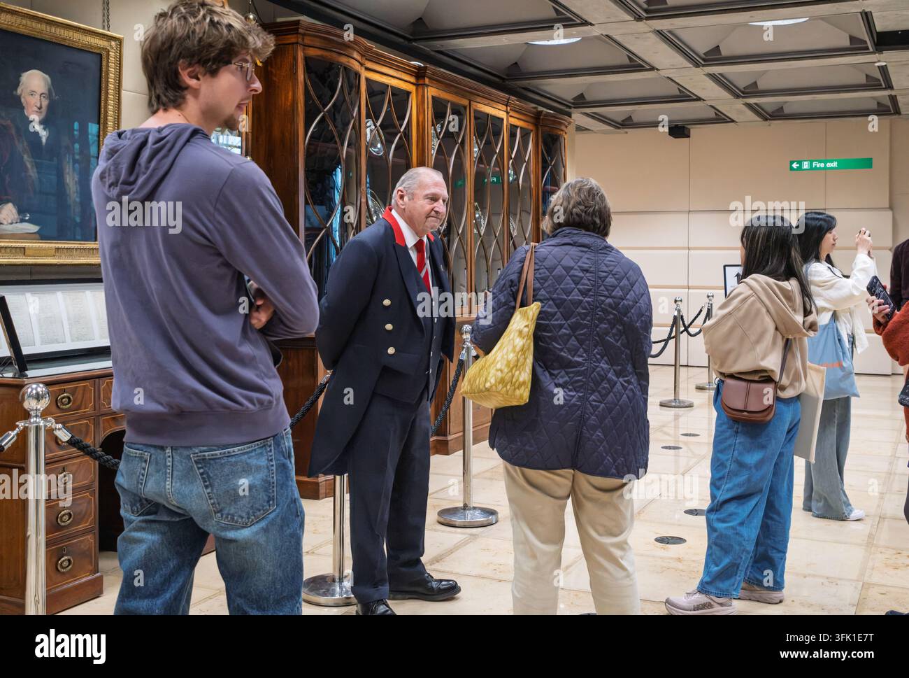Besucher erkunden den Sir David Rowland Room bei Lloyd's of London mit einem Kellner während des jährlichen Open House Festival in London, UK. Stockfoto