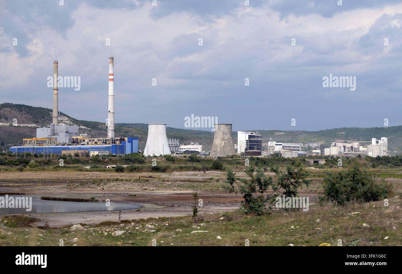 Industriekraftwerk mit großen Kühltürmen und Schornsteinen, die die Umwelt verschmutzen und die Natur sowie nachhaltige Energie belasten. Bulgarien, Devnya Stockfoto