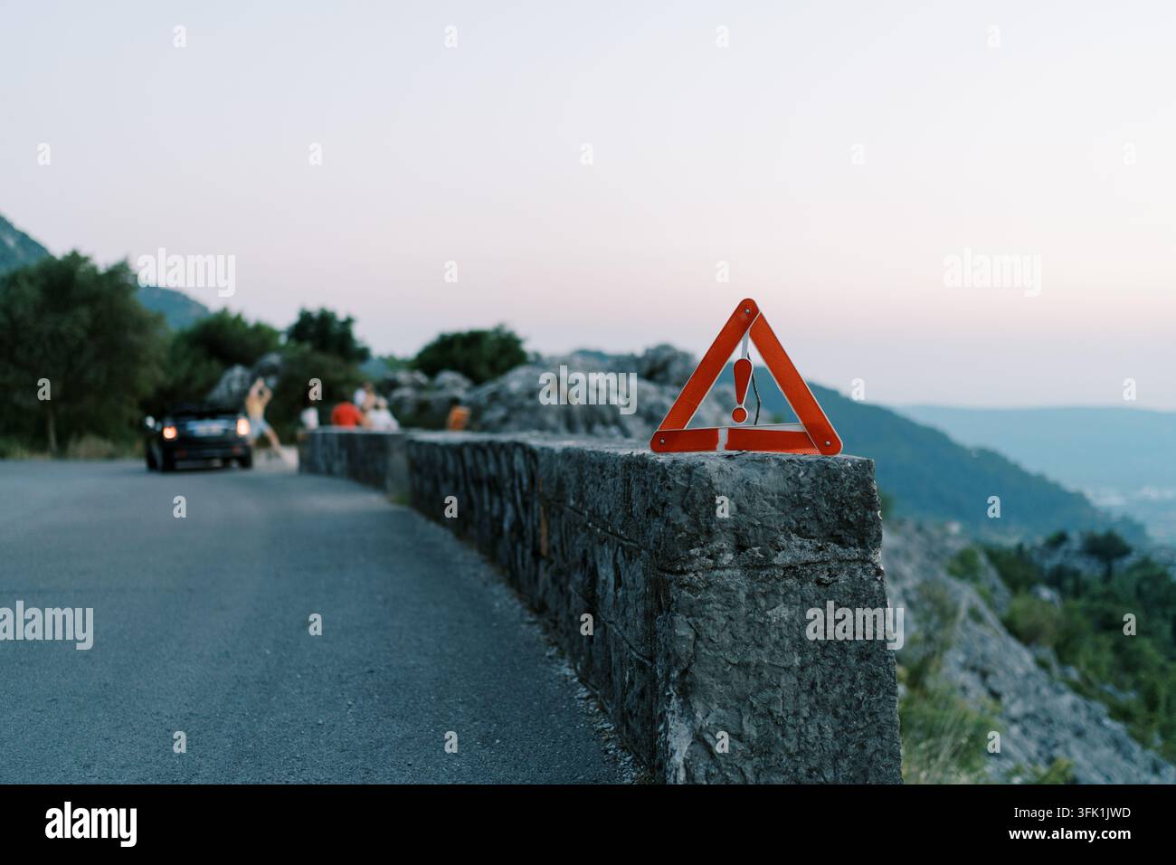 Warnungswinkel auf Bergstraßenbarriere platziert Stockfoto