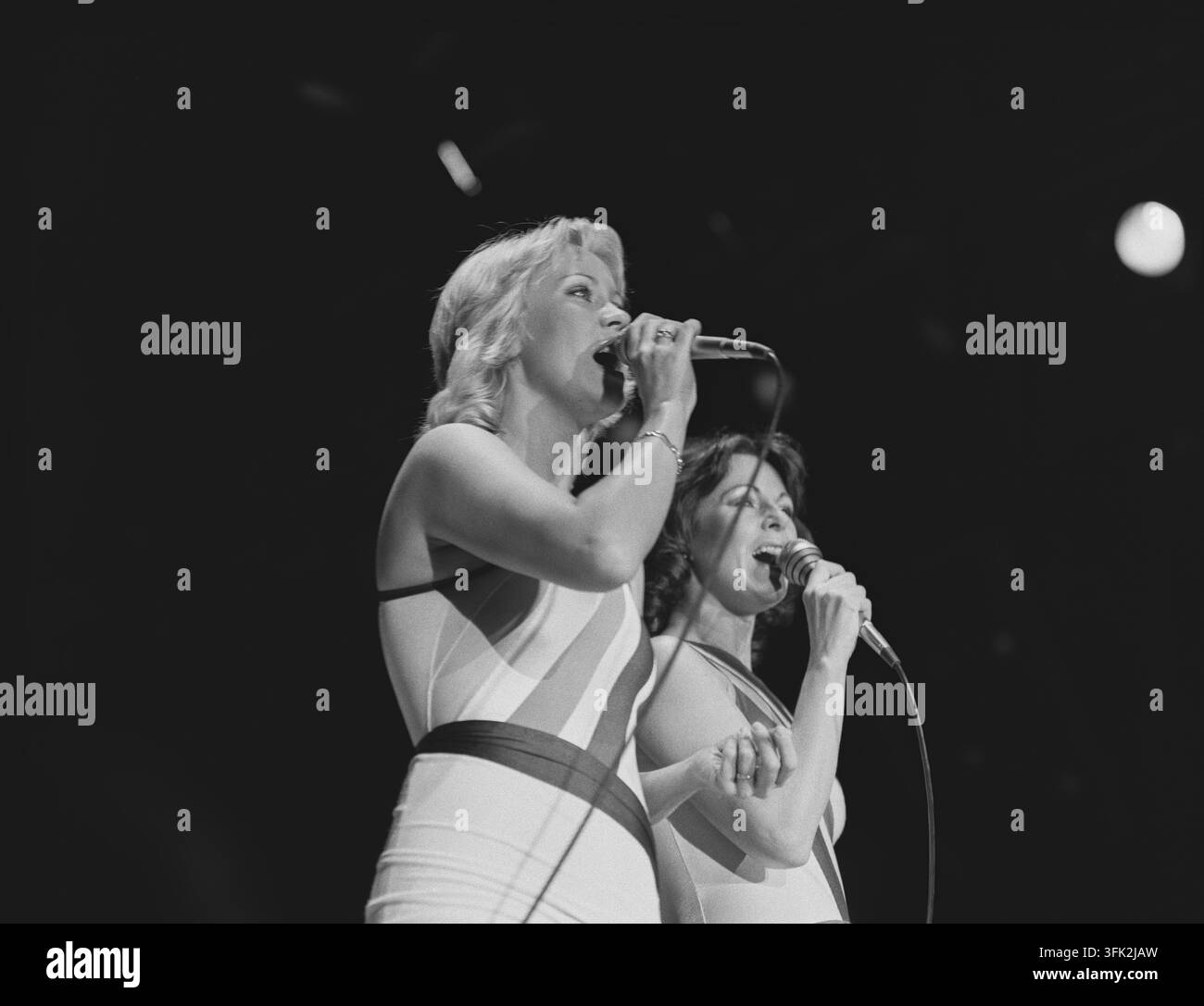 Agnetha Fältskog und Anni-Frid "Frida" Lyngstad, die legendären Leadsängerinnen der schwedischen Popgruppe ABBA, singen in Göteborg, Schweden, am 19. Oktober 1979. Stockfoto