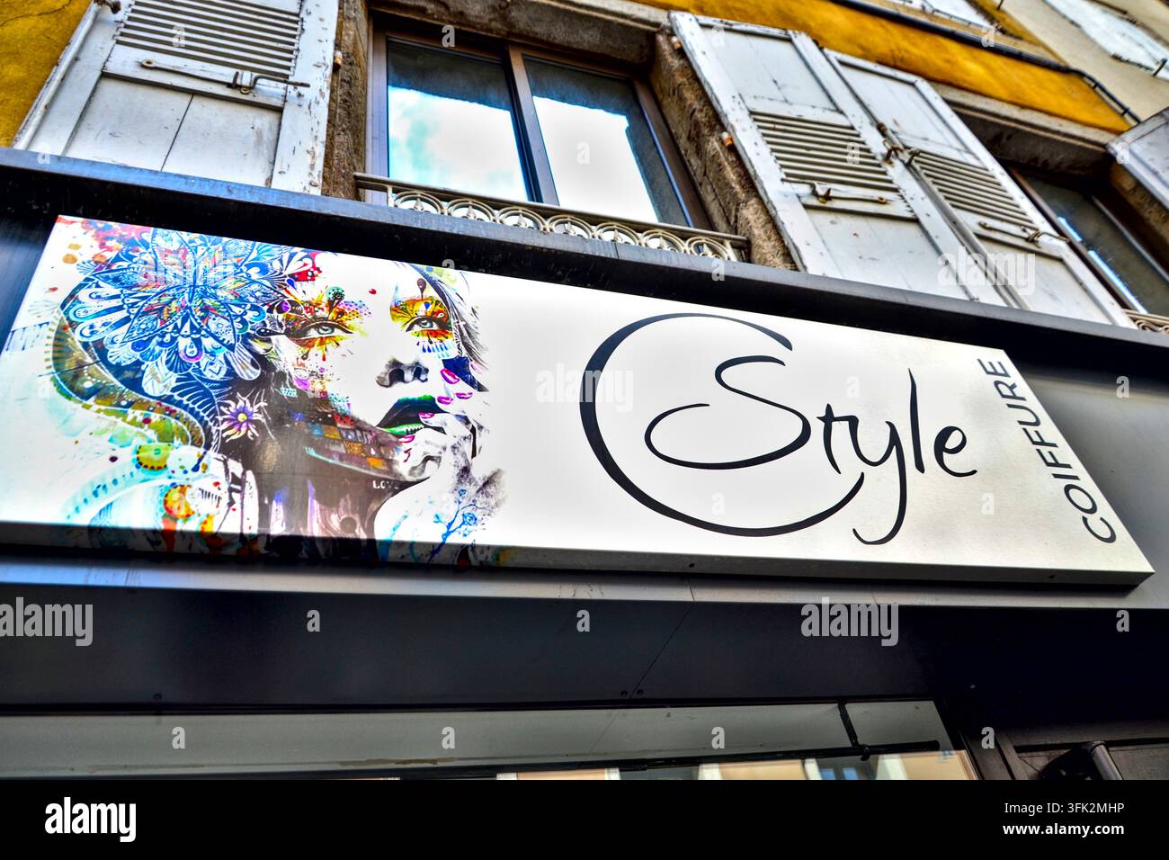 Redaktionsfoto des Schaufensterschilds des Friseursalons "Style coiffure" mit einer stilisierten illustrierten Figur in Le Puy-en-Velay, Frankreich. 20. Sept. 2024. Stockfoto