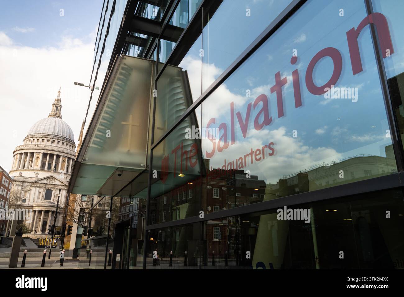St. Paul's Cathedral von der Internationalen Hauptgeschäftsstelle der Heilsarmee aus gesehen, still während der COVID-19-Lockdown in London. Stockfoto