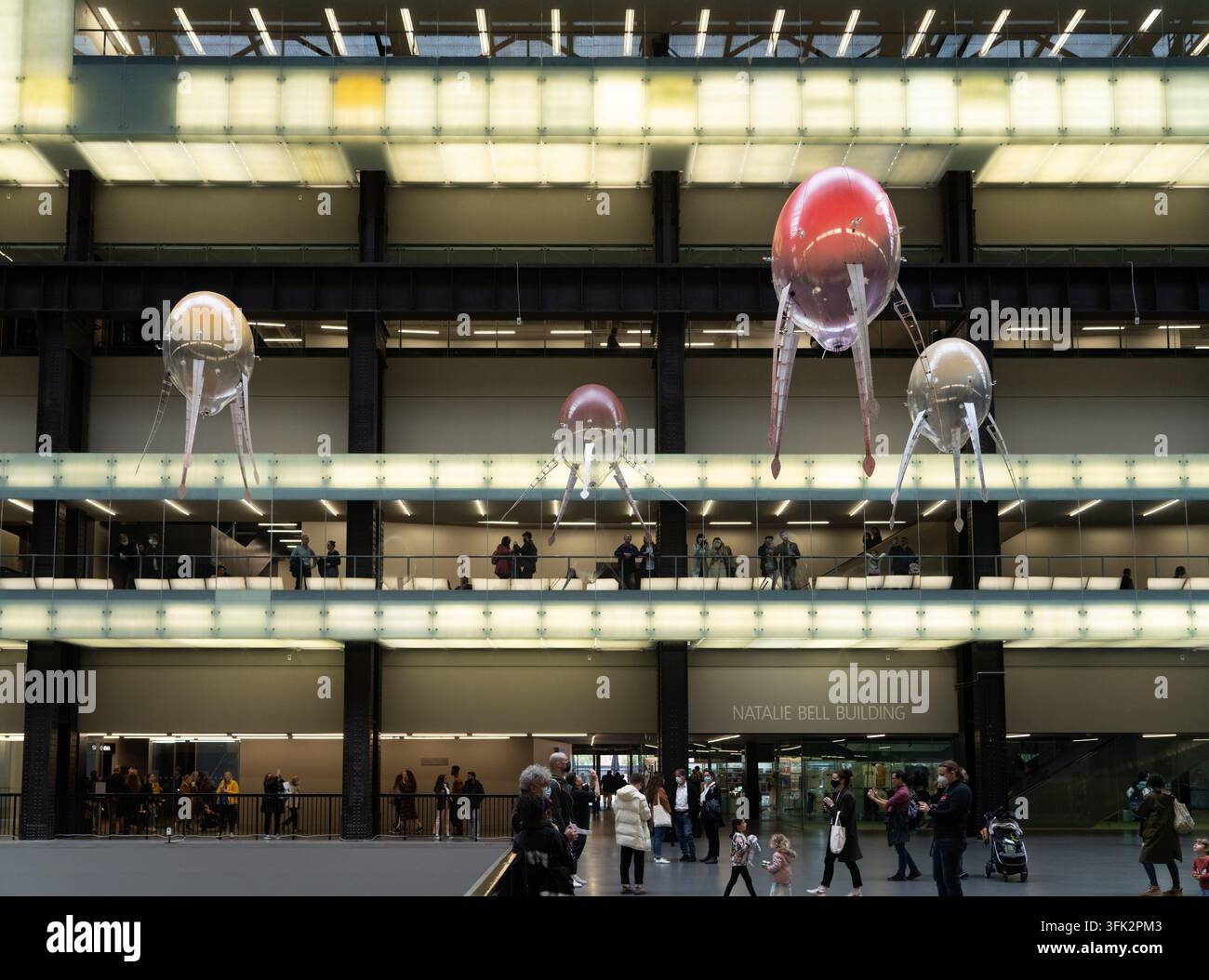 Anicka Yis schwebende 'Aerobes' treiben durch die Turbine Hall der Tate Modern und verschmelzen Biologie und KI zu einer lebenden Kunstinstallation. Stockfoto