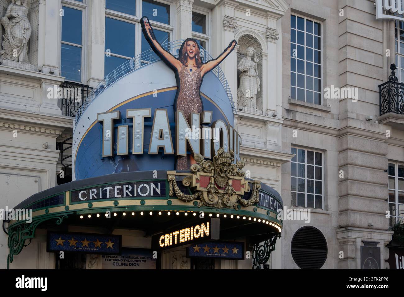LONDON, UK - 12. SEPTEMBER 2026: Farbiges Plakat für die Titanique-Musikshow außerhalb des Criterion Theatre in Piccadilly Stockfoto