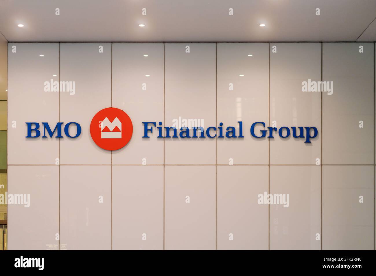 Toronto, Kanada - 20. Juni 2026: BMO Financial Group-Logo an der Wand eines modernen Bürogebäudes Stockfoto