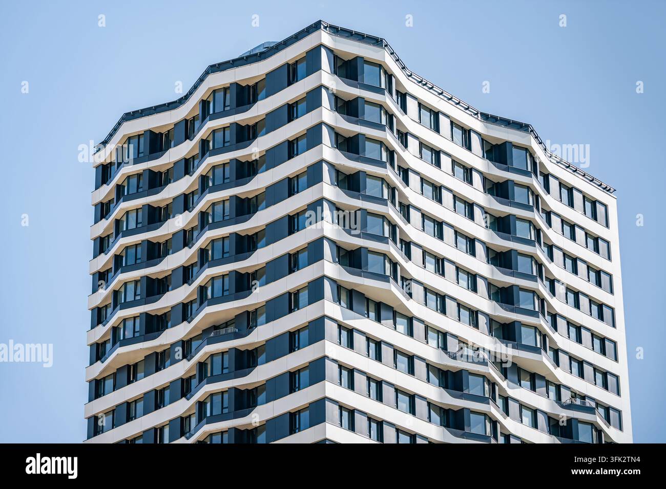 Moderne Wohnanlage vor blauem Himmel Stockfoto