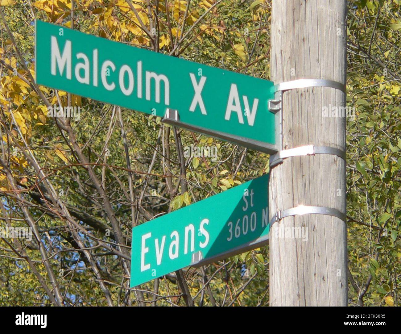 Straßenschild, das die Malcolm-X-Avenue und die Evans-Straße in Omaha, Nebraska, markiert. Die Kreuzung befindet sich in der Nähe des Malcolm-X-Haus-Denkmals. Stockfoto