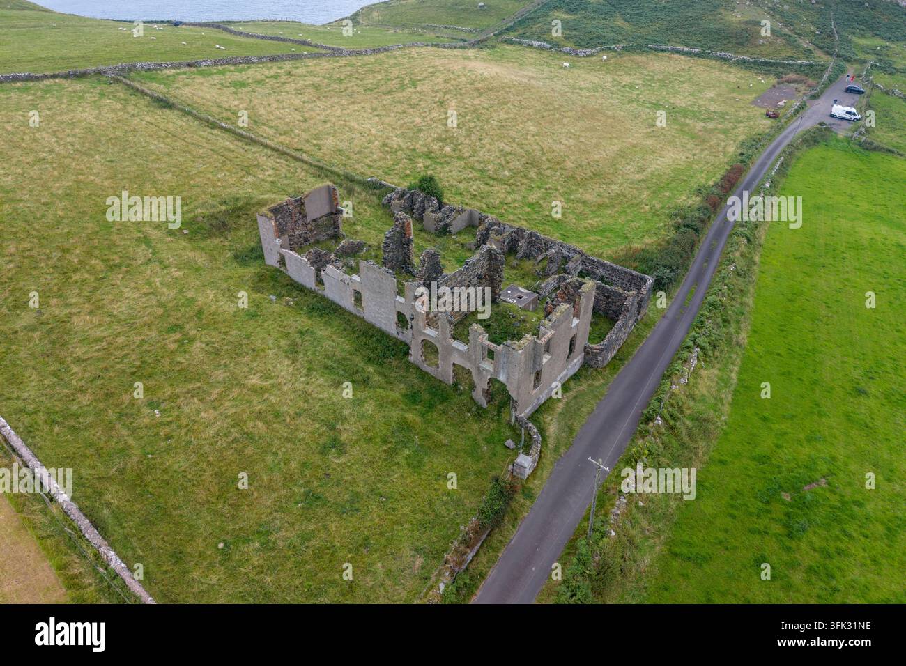 Luftbild von alten Küstenwachenhäusern auf Torr Head, Ballycastle, County Antrim, Nordirland. Stockfoto