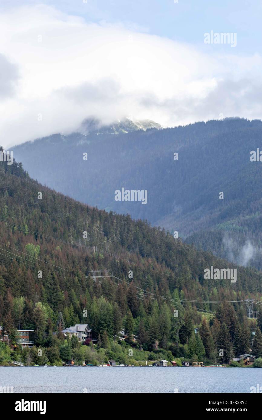 Atemberaubende Aussichten vom Alta Lake, Whistler, British Columbia, Kanada an einem Sommermorgen im Juli. Stockfoto