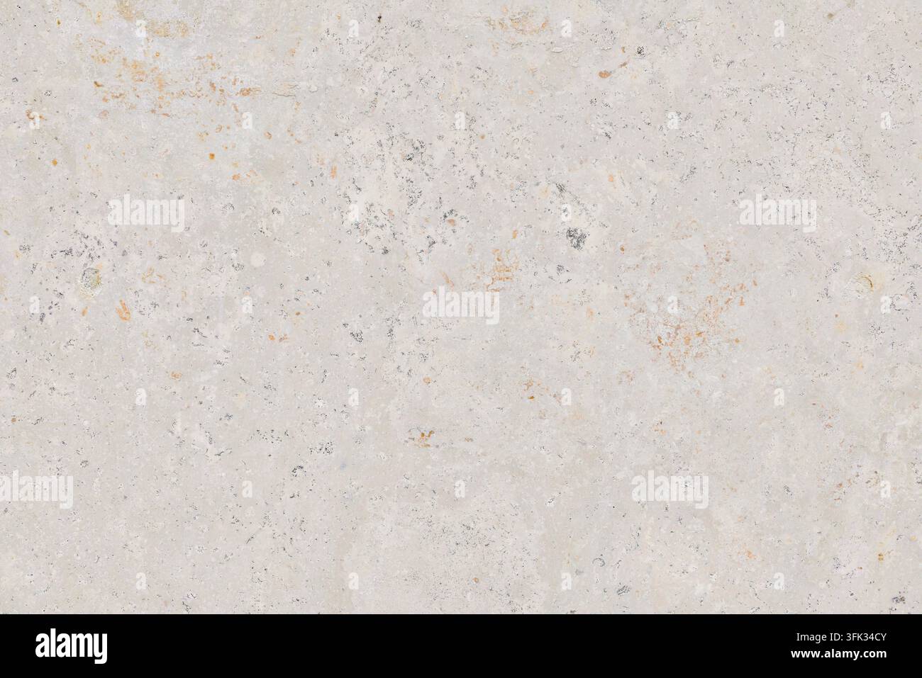 Hintergrundtextur einer glatten beigen Kalksteinoberfläche mit natürlichen porösen Mineralmustern. Abstrakter Baustein Stockfoto