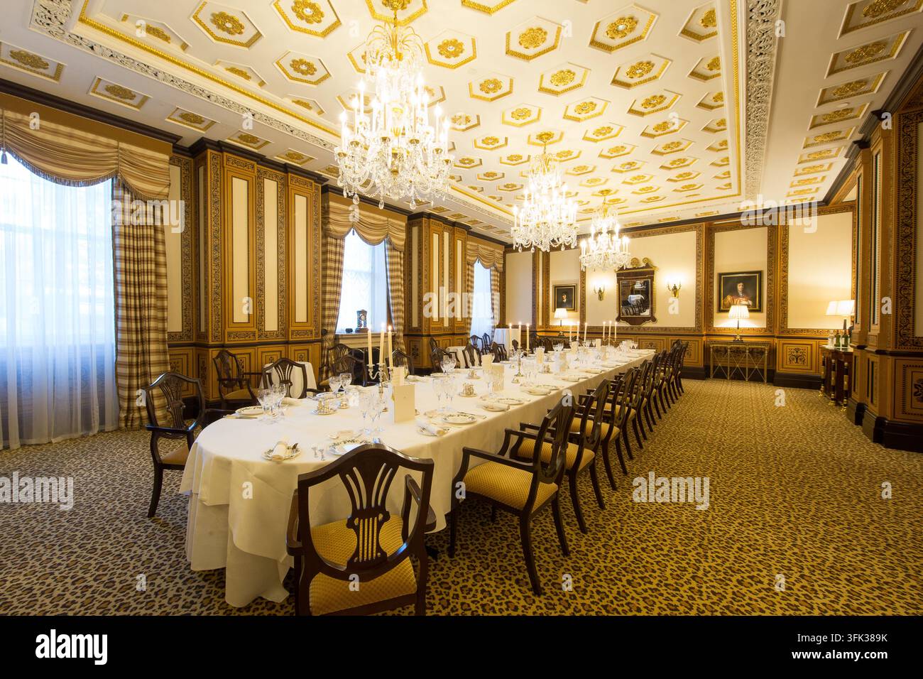 Ein formell gedeckter Speisesaal für eine elegante Veranstaltung im The Lanesborough Hotel, perfekt gelegen in der Nähe von Hyde Park Corner in London. Stockfoto