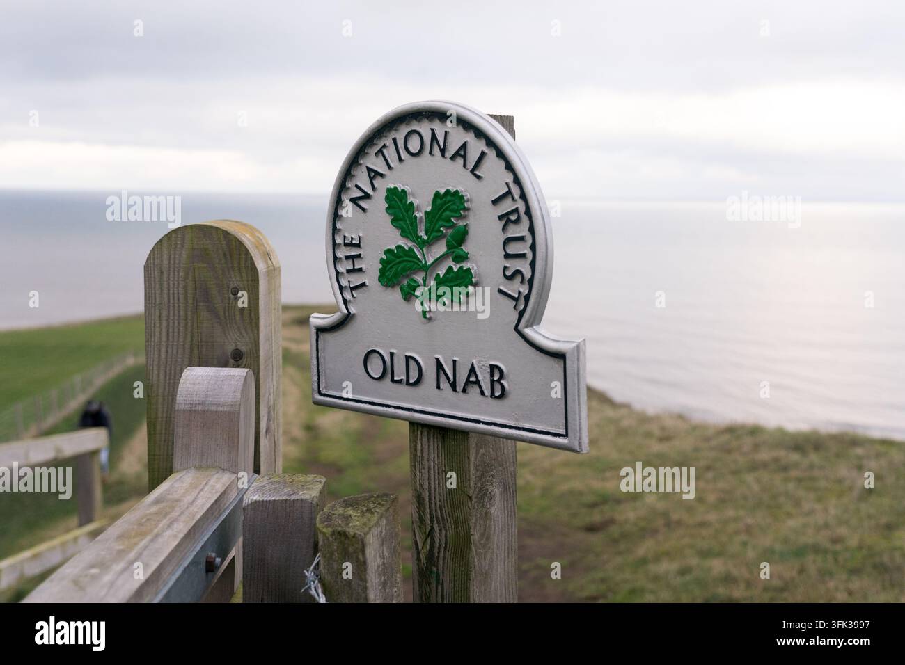 Ein Schild des National Trust markiert Old Nab, einen malerischen Punkt auf dem Küstenweg zwischen Staithes und Port Mulgrave in North Yorkshire. Stockfoto