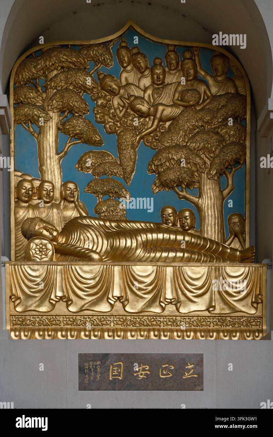 Goldener Relief an der Londoner Friedenspagode im Battersea Park, der Buddhas Parinirvana und trauernde Anhänger zeigt, um Frieden zu inspirieren. Stockfoto