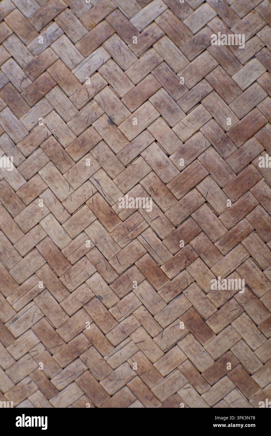 Vertikale traditionelle gewebte Bambusmatten-Textur-Hintergrund Stockfoto
