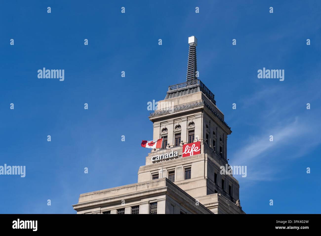 Der obere Teil des Canada Life Building mit Wetter-Leuchtturm an der University Avenue im Stadtzentrum von Toronto Stockfoto