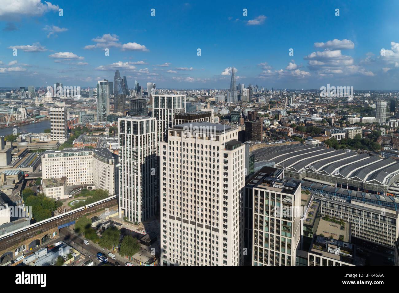 Luftbild des Southbank Place-Komplexes und des Bahnhofs Waterloo, das Londons modernes Wachstum vor dem Hintergrund seiner ikonischen historischen Skyline hervorhebt. Stockfoto