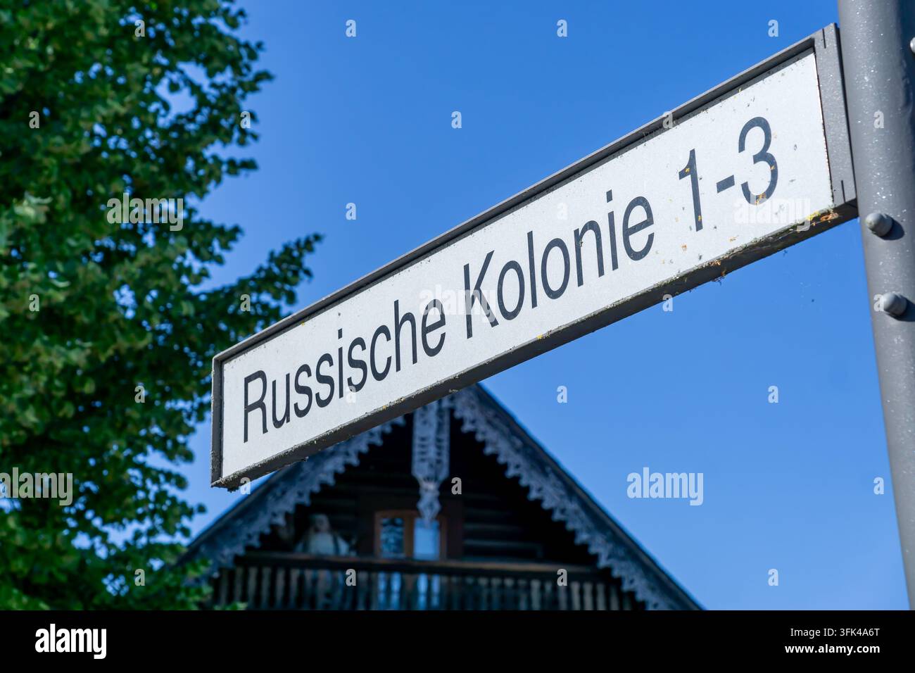 Ein Straßen- und Adressschild, das die Nummern 1 bis 3 der Russischen Kolonie in Potsdam, Brandenburg, Deutschland markiert. Stockfoto