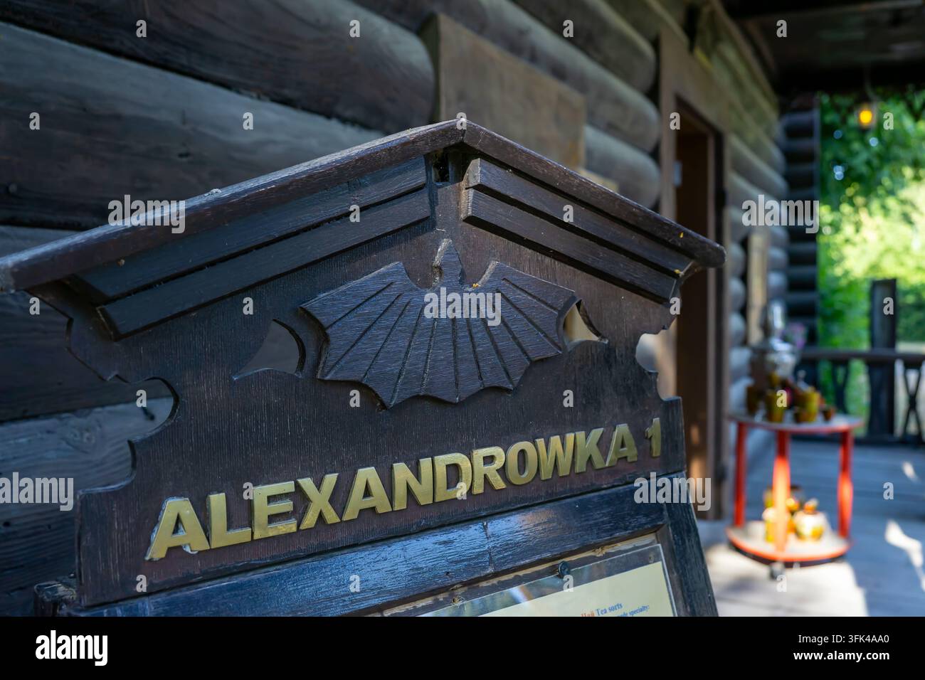 Architektonisches und gastronomisches Detail im Restaurant Alexandrowka 1 in der historischen russischen Kolonie Alexandrowka, Potsdam, Deutschland. Stockfoto