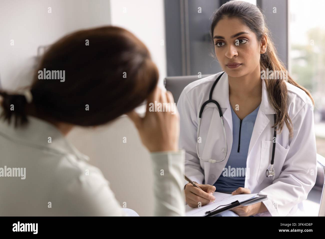 Depressive Frau während einer Beratung mit einer Psychologin Stockfoto