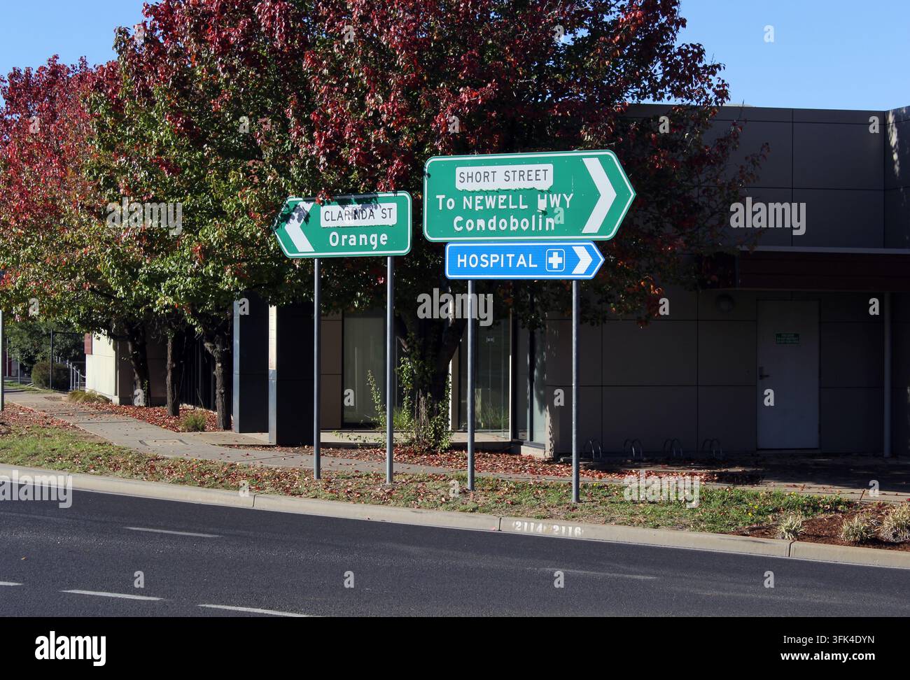 Grüne Richtungsschilder, die nach Orange, Condobolin und dem Krankenhaus in Parkes, New South Wales, Australien zeigen Stockfoto