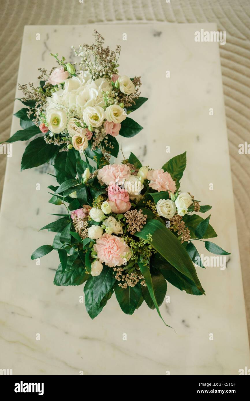 Zwei Blumensträuße in einer Vase auf dem Tisch im Wohnzimmer Stockfoto