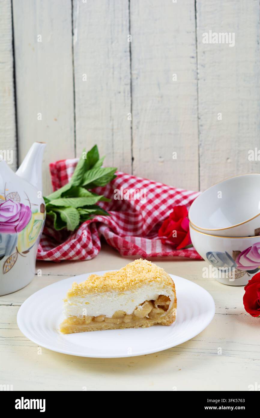 Frisch gebackener Apfelkuchen mit glatter Soufflé-Creme-Topping. Gebackenes Dessert mit Äpfeln und einer leichten cremigen Textur Stockfoto