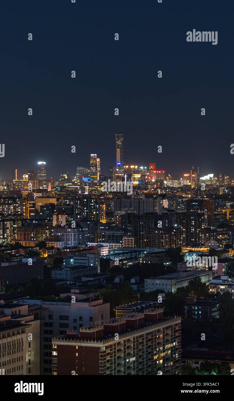 Vertikale Aufnahme der Stadt Skyline von Peking bei Nacht Stockfoto