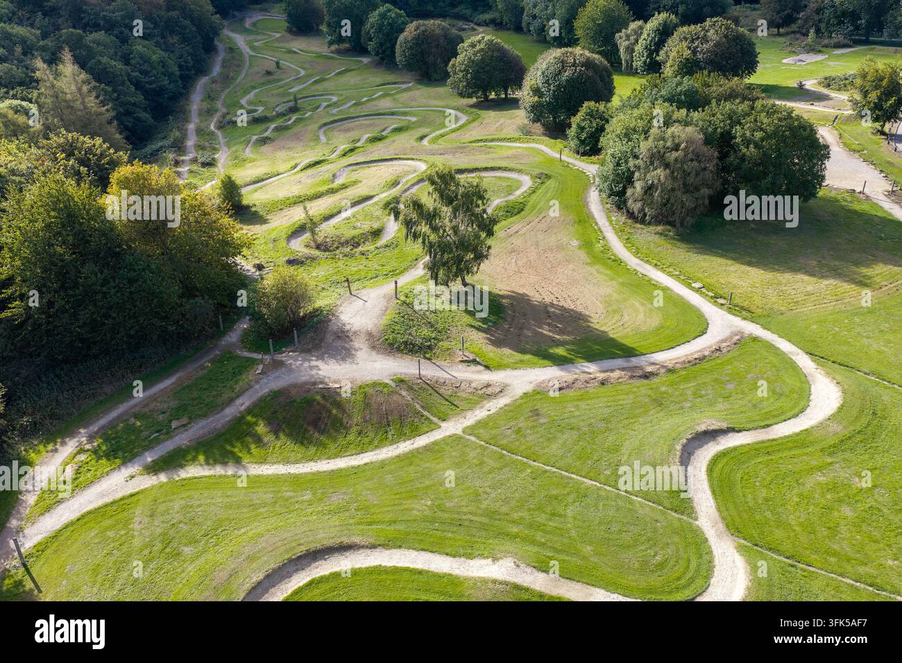 Luftaufnahme über die Mountainbike-Strecken und den Pumptrack im Middleton Park in South Leeds Stockfoto