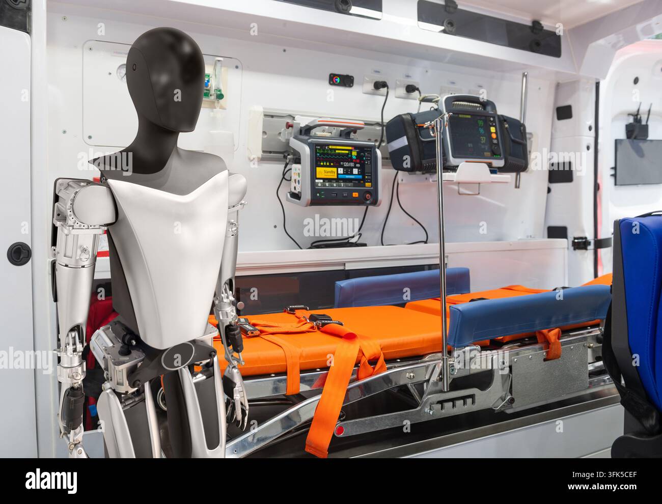 Humanoider Roboter in einem modernen Rettungsfahrzeug Stockfoto
