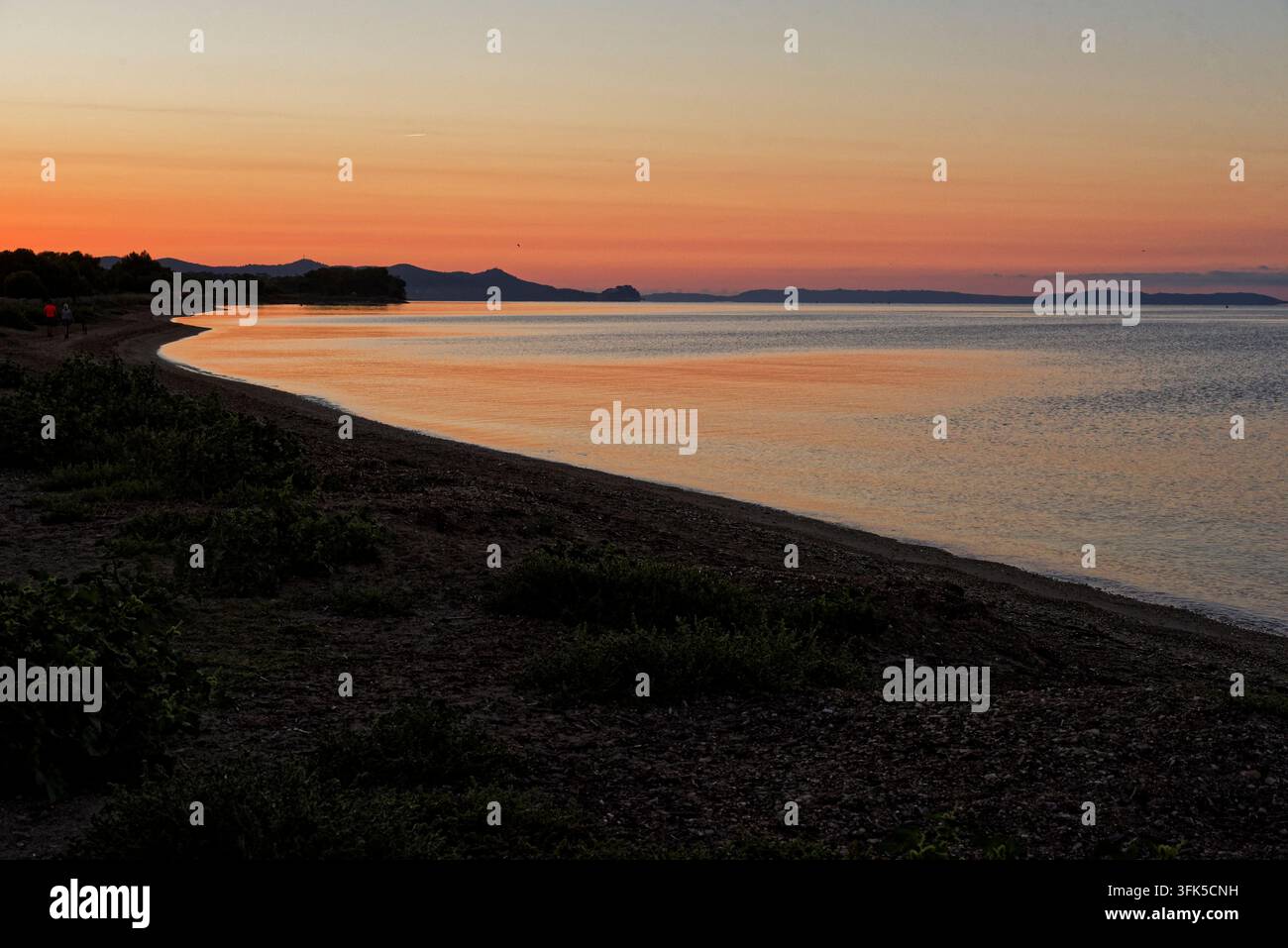 Herbstdämmerung in den Salins, Hyères: pastellfarbener Himmel, ruhige See und schlafende Küste. Herbstdämmerungen in Hyères: pastellfarbene Himmel, ruhige See, Küste noch im Schlaf Stockfoto