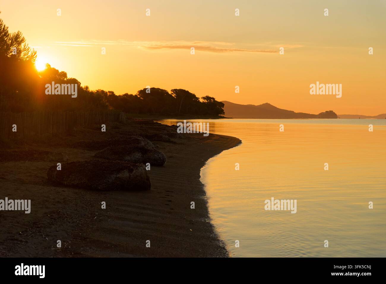 Herbstdämmerung in den Salins, Hyères: pastellfarbener Himmel, ruhige See und schlafende Küste. Herbstdämmerungen in Hyères: pastellfarbene Himmel, ruhige See, Küste noch im Schlaf Stockfoto