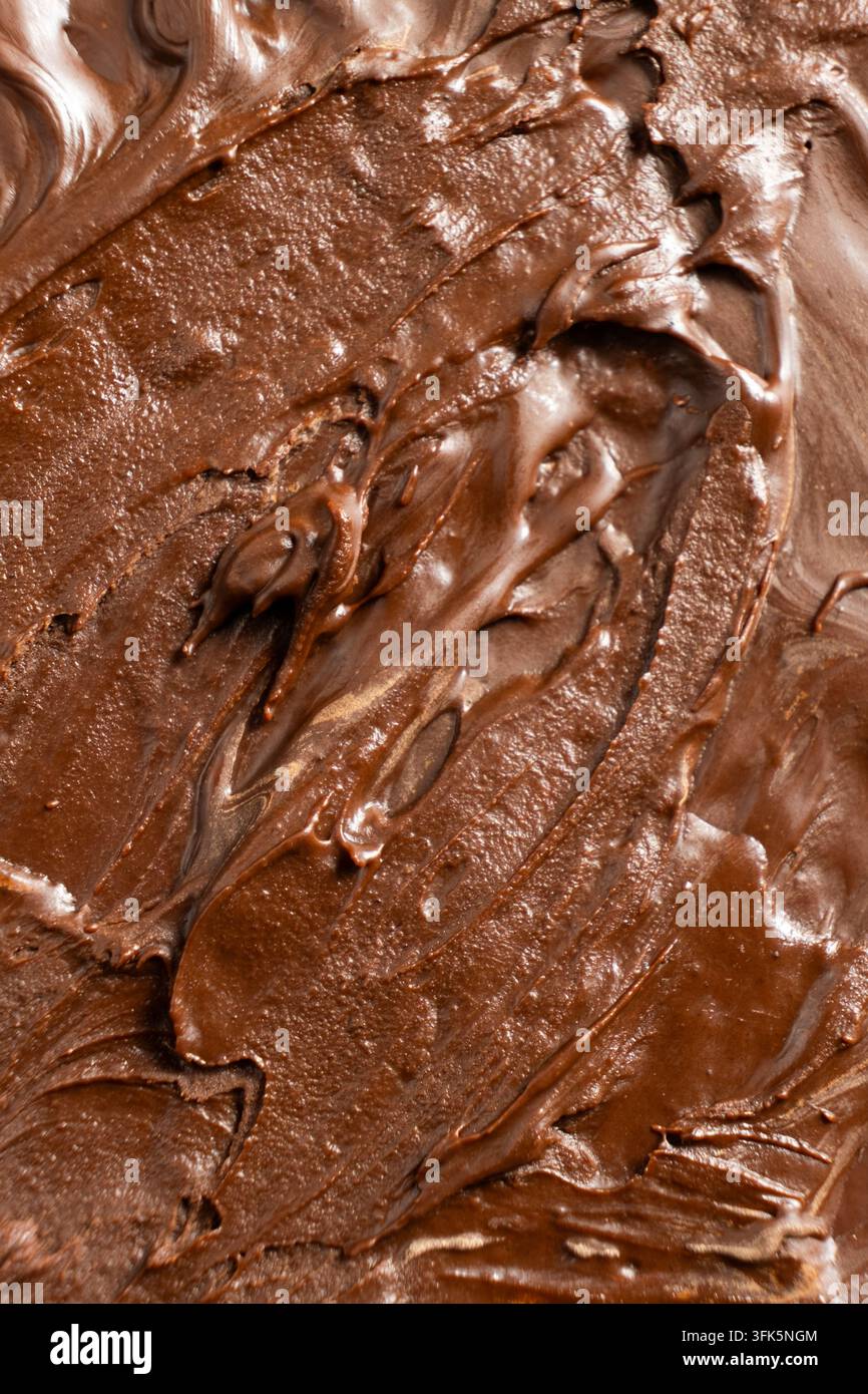 Dicker geschmolzener Schokoladenaufstrich als abstrakter Makro-Hintergrund. Stockfoto