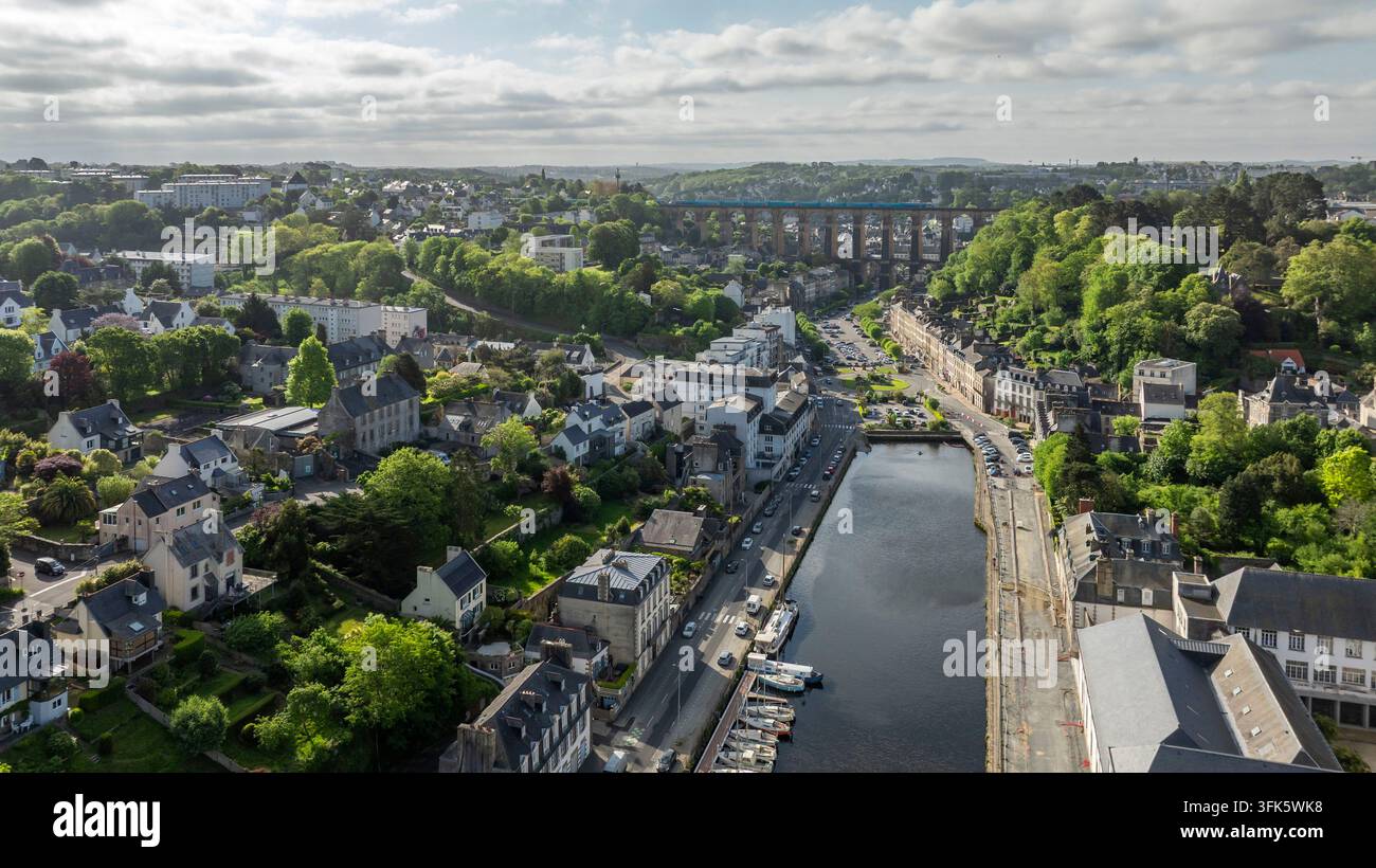 Morlaix (Bretagne, Nordwestfrankreich): Luftaufnahme der Stadt und des Hafens am Fluss Morlaix. Im Vordergrund rechts, das Wissenschaftszentrum Stockfoto