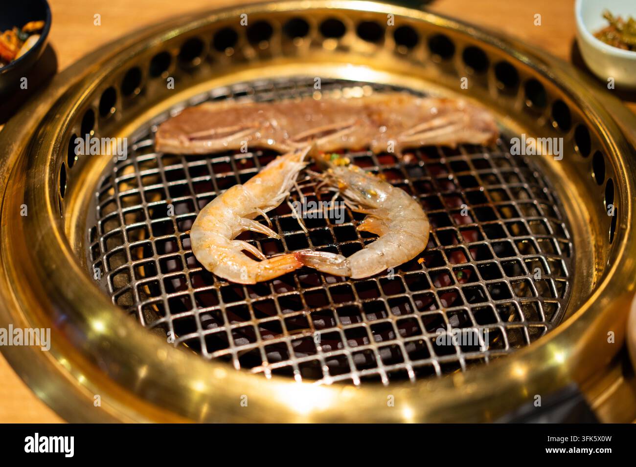 Gegrillte Garnelen und Fleisch auf einem koreanischen BBQ-Grill Stockfoto