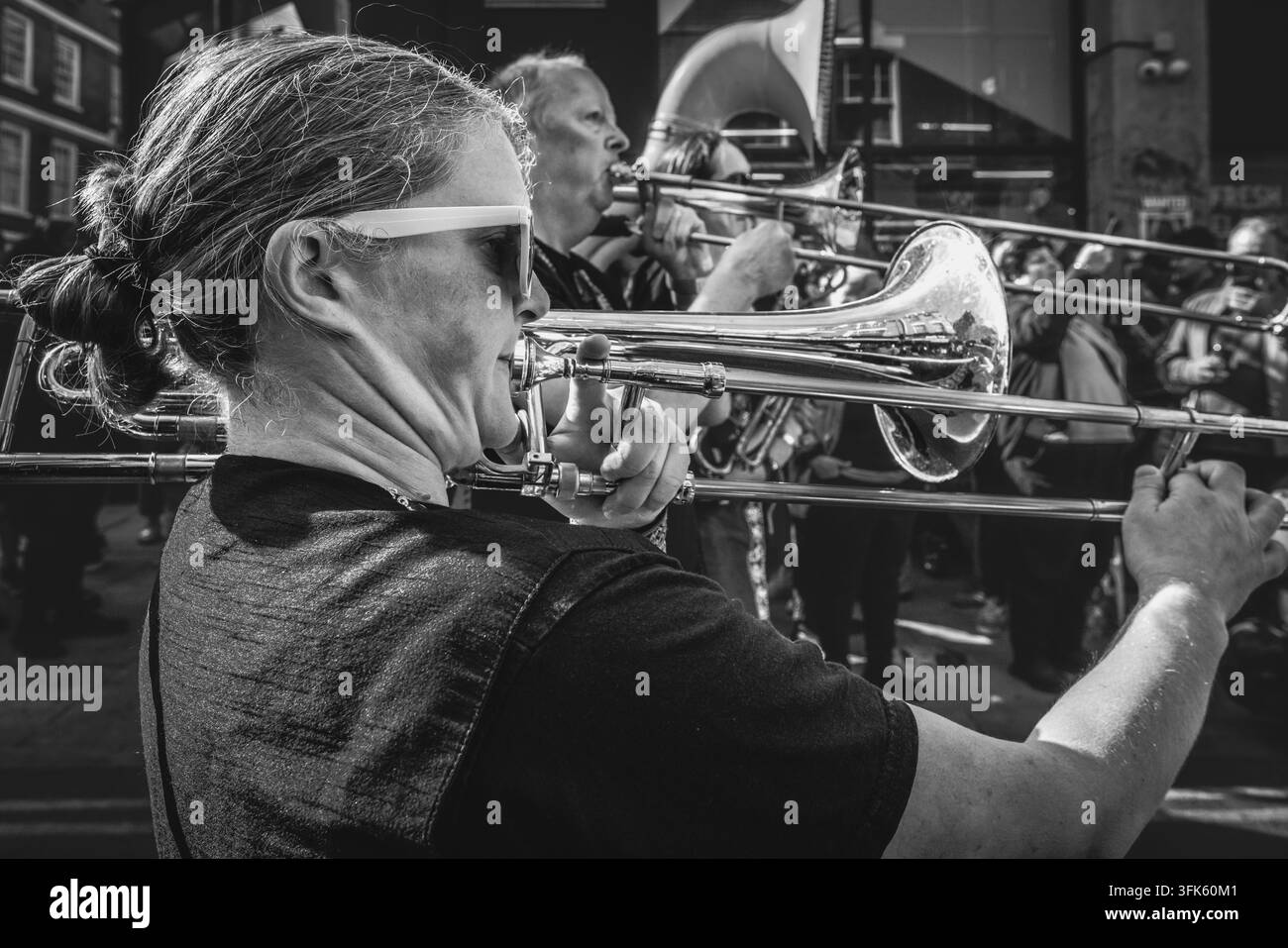 Schwarz-Weiß-Bild der Bollywood Brass Band, die Live-Musik auf dem Brick Lane Curry Festival in East London spielt Stockfoto