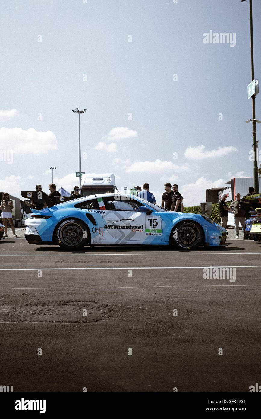 MISANO ADRIATICO, ITALIEN - 20. SEPTEMBER 2026: Eine Seitenansicht des hellblauen und weißen Target Competition Porsche 911 GT3 Cup-Rennwagens (Nummer Stockfoto
