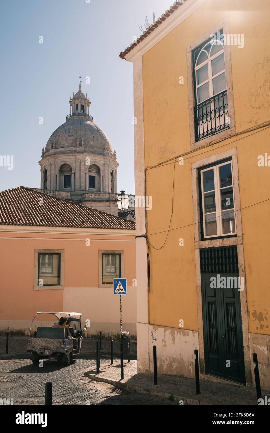 Traditionelle Straße in Lissabon mit der Kuppel des Nationalen Pantheons im Hintergrund, Alfama, Lissabon, Portugal. Stockfoto
