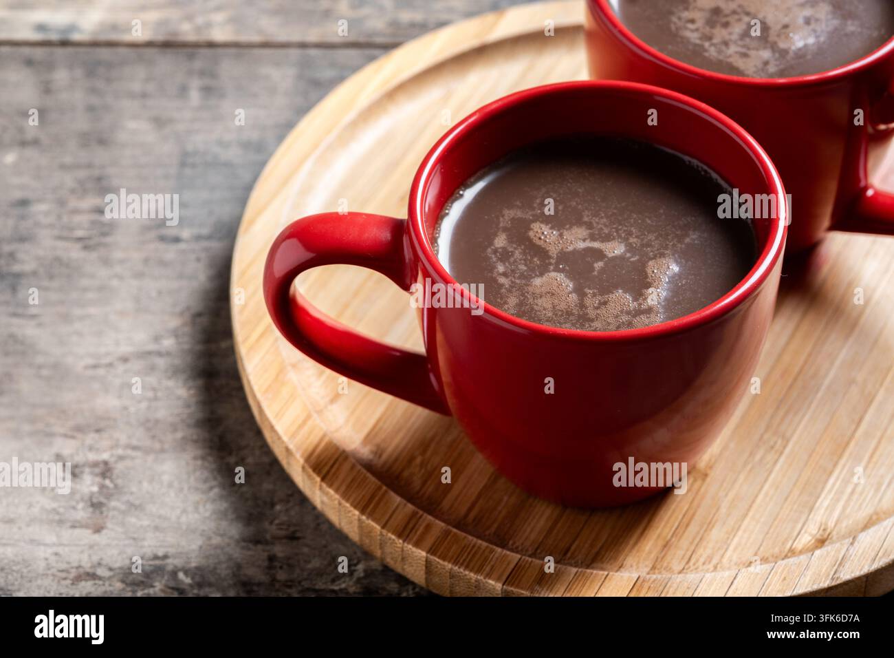 Schokoladengetränk in einer Tasse auf Holztablett Stockfoto