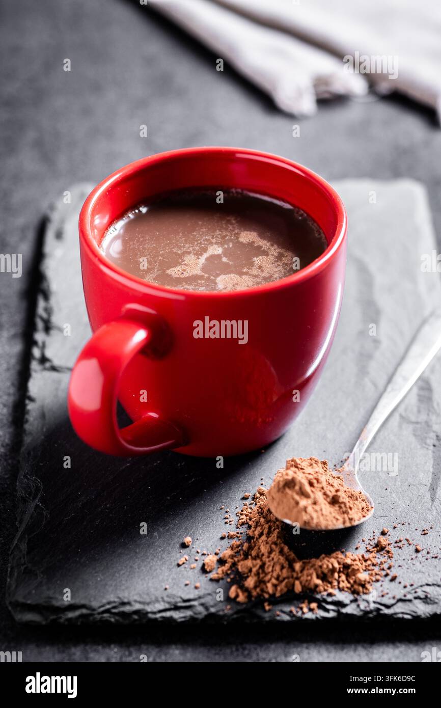 Schokoladengetränk in einer Tasse auf Holztablett Stockfoto