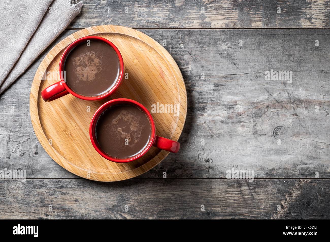 Schokoladengetränk in einer Tasse auf Holztablett Stockfoto