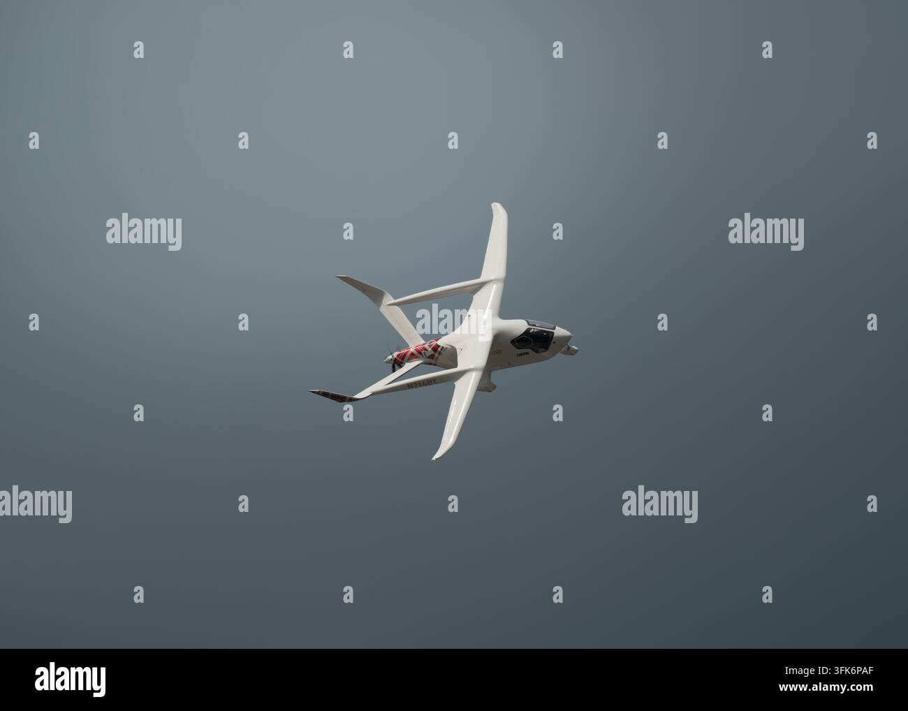 Farnborough, Vereinigtes Königreich - 23. Juli 2026: Blick auf ein Experimentalflugzeug, das eine Flugvorführung auf der Farnborough Airshow durchführt. Stockfoto