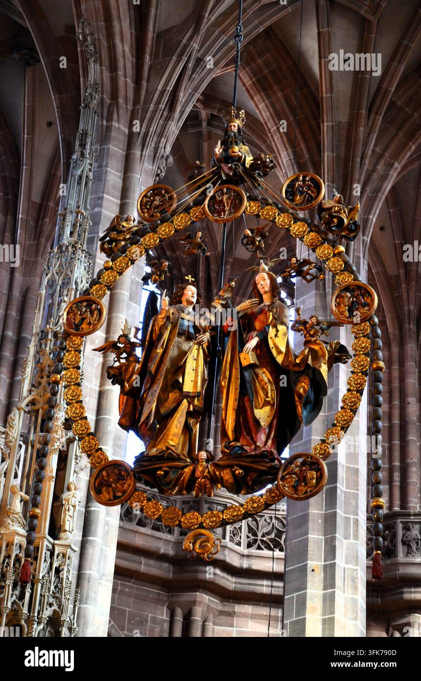 Nürnberg, Deutschland 10.17.2019: Engelsgruss (Verkündigung) Holzschnitzerei von Veit Stoss mit lebensgroßen Figuren, die über dem Hochaltar der Lorenzkirche schwebend Stockfoto