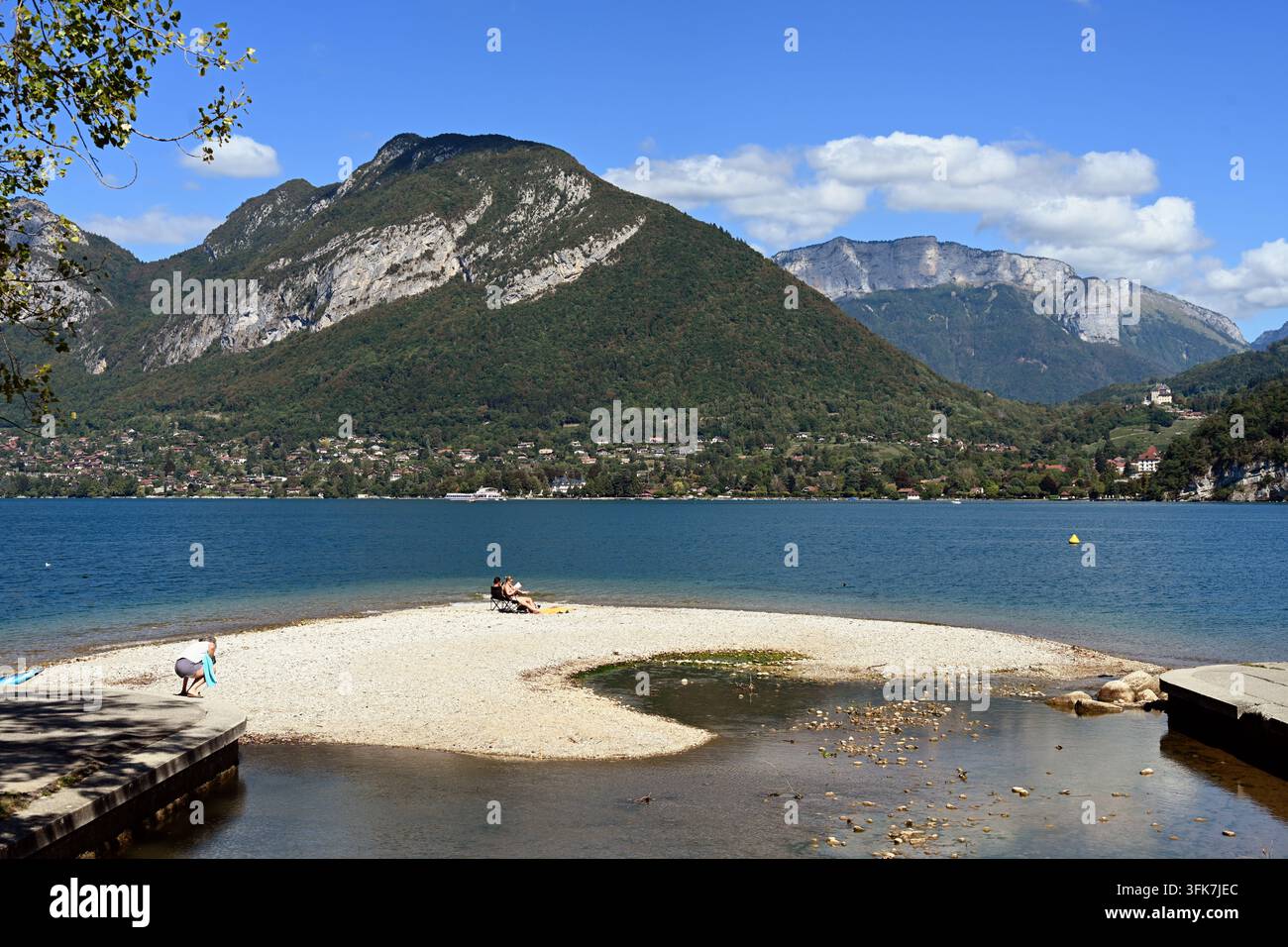 Strand oder Sandbank in St Jorioz oder Saint Joriez an den Ufern des Lac d’Annecy Haute-Savoie Frankreich Stockfoto