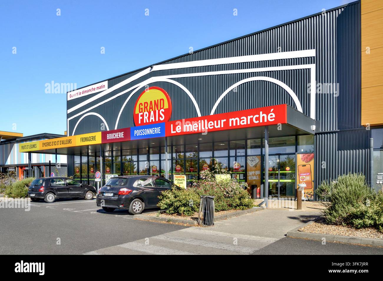Front und Eingang zu einem "Grand Frais"-Supermarkt für frische Lebensmittel – Châtellerault, Vienne (86), Frankreich. Stockfoto
