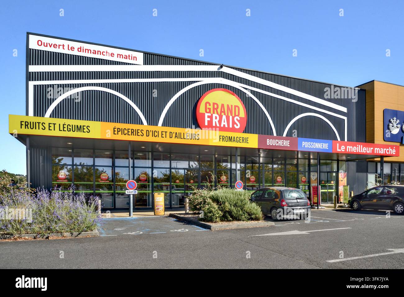 Front und Eingang zu einem "Grand Frais"-Supermarkt für frische Lebensmittel – Châtellerault, Vienne (86), Frankreich. Stockfoto