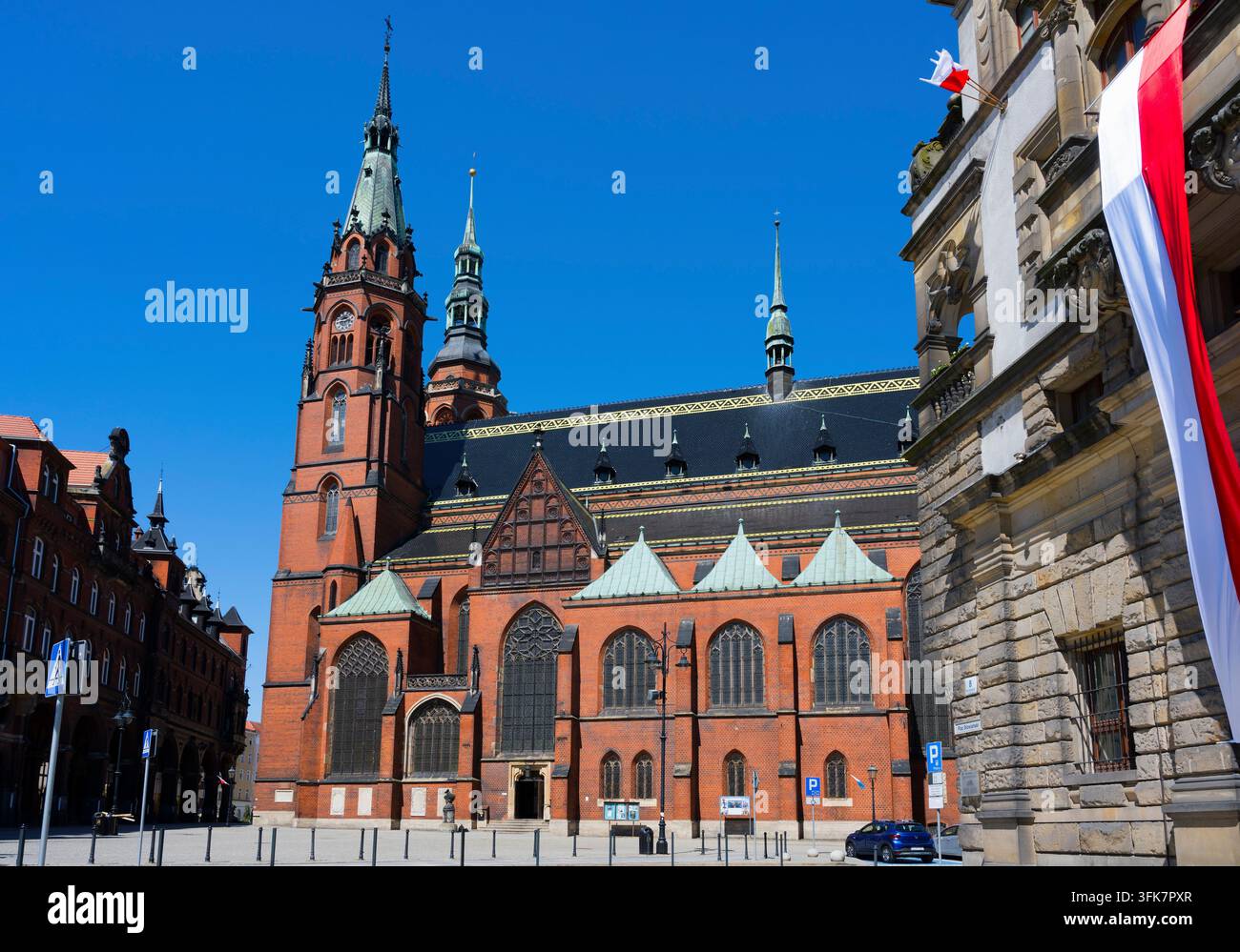 Gothische Backsteinkirche mit hohen Türmen und polnischer Flagge, St. Peter und Paul Kathedrale, Legnica, Liegnitz, Woiwodschaft Niederschlesien, Polen Stockfoto