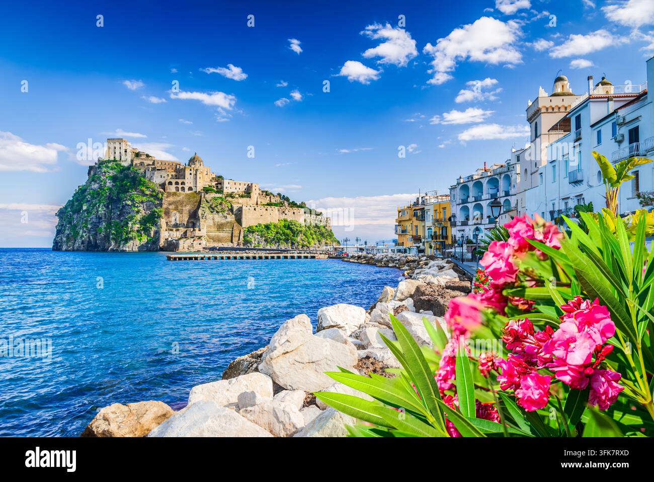 Schöner Blick auf die Aragonesische Insel von der Promenade von Ischia in Italien. Stockfoto
