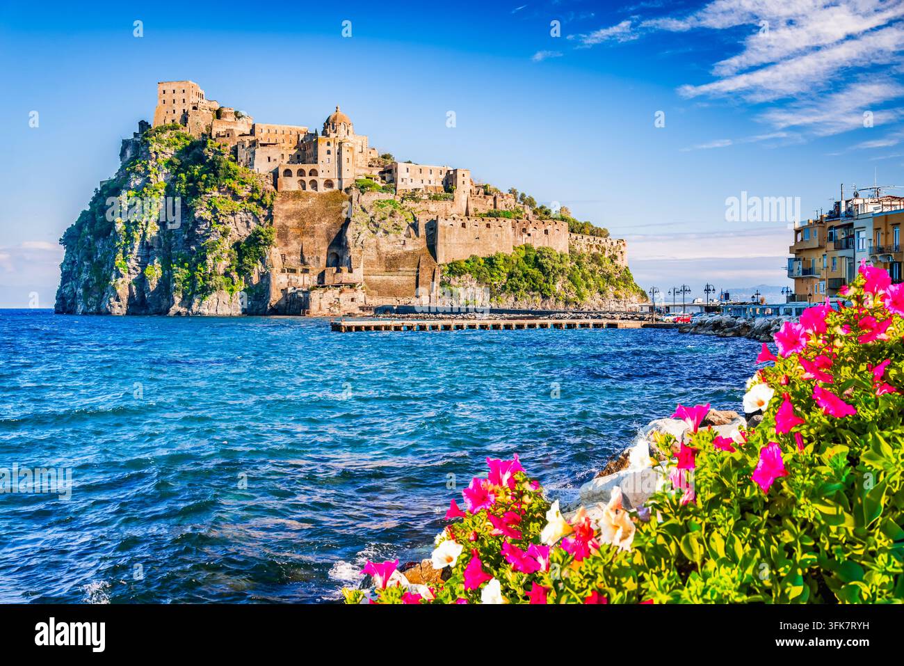 Aragonesische Burg, gesehen von der felsigen Küste in Ischia im Sommer. Stockfoto