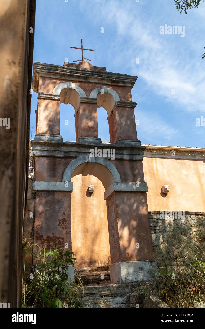 Der historische Glockenturm der Kirche Christi des Erlösers, gelegen im bewaldeten Anwesen von Mon Repos in Korfu-Stadt, Griechenland Stockfoto