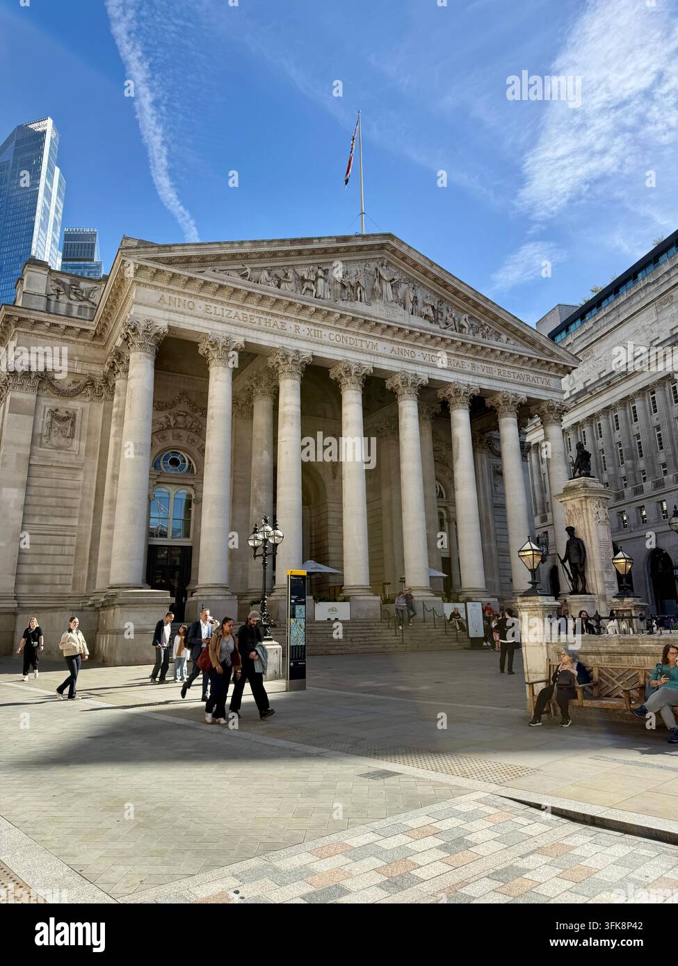Der historische Royal Exchange in der City of London, England, gesehen vom umliegenden öffentlichen Platz aus. Stockfoto